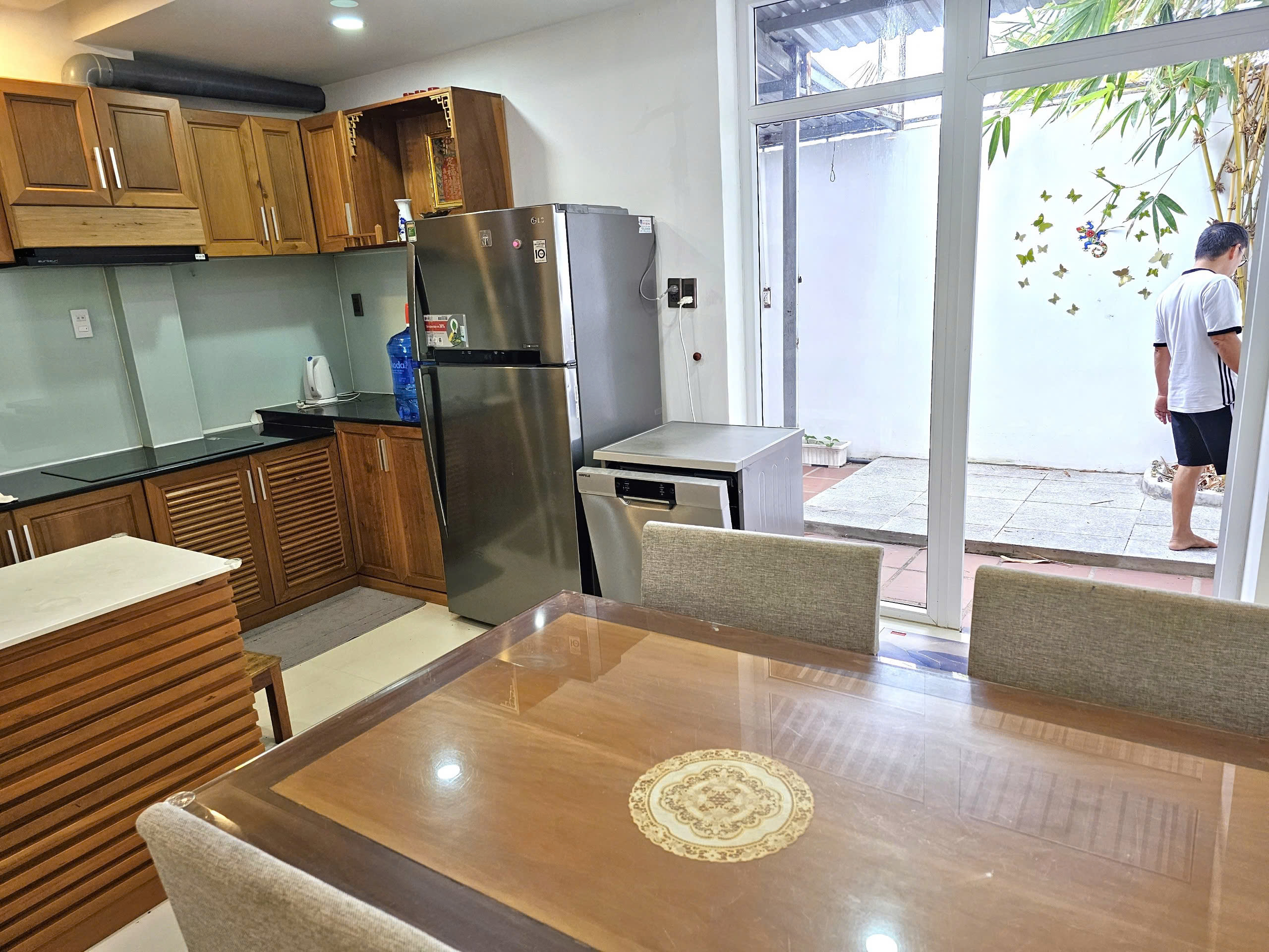 Bán nhà 3 tầng Phó Đức Chính, Vĩnh Hòa – gần biển 300m, có hồ cá Koi, giá 10 tỷ