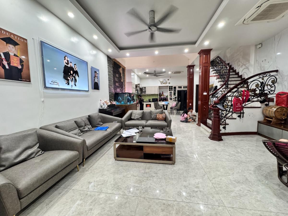 Nhà Phố Hoàng Ngân-70m*4tầng*5mMT-Ngõ thông Hoàng Ngân, Lê Văn Lương- Giá 13,5 tỷ