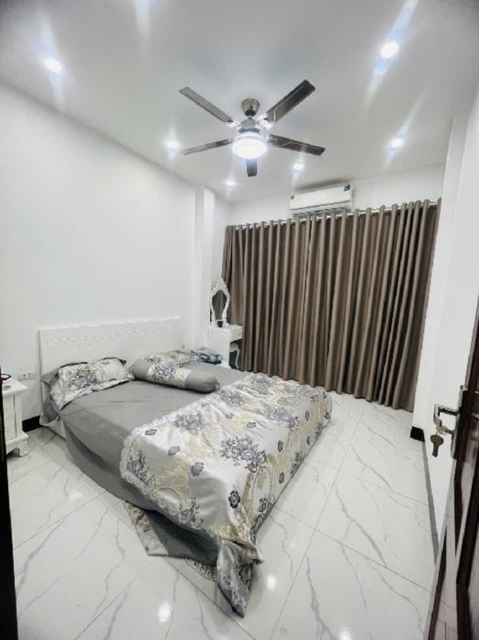 SIÊU HIẾM! LÔ GÓC 2 THOÁNG – Ô TÔ ĐỖ CỬA – THANG MÁY – KINH DOANH PHÚ DIỄN