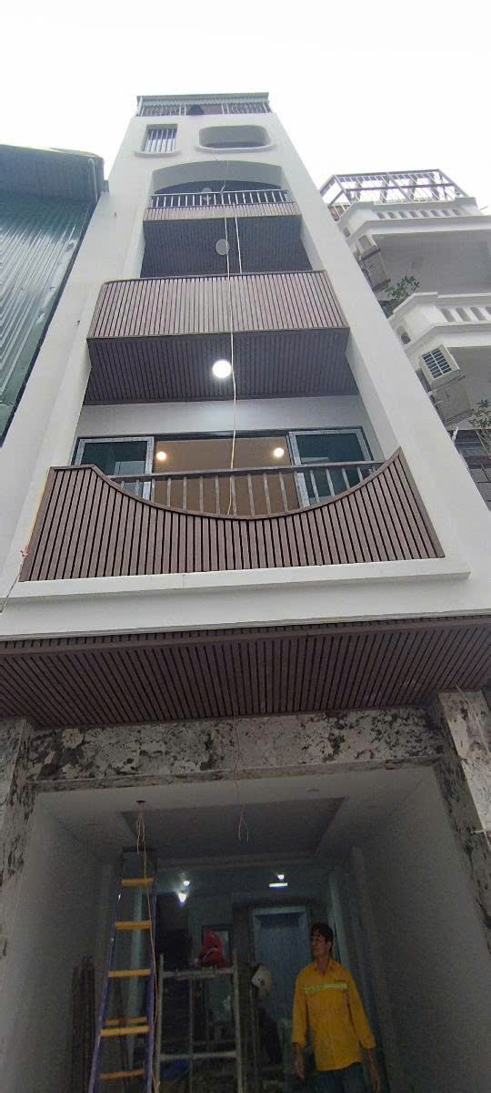 VIP NGUYỄN VĂN HUYÊN CẦU GIẤY gần phố oto thang máy nhỉnh 18ty 45m x7T.