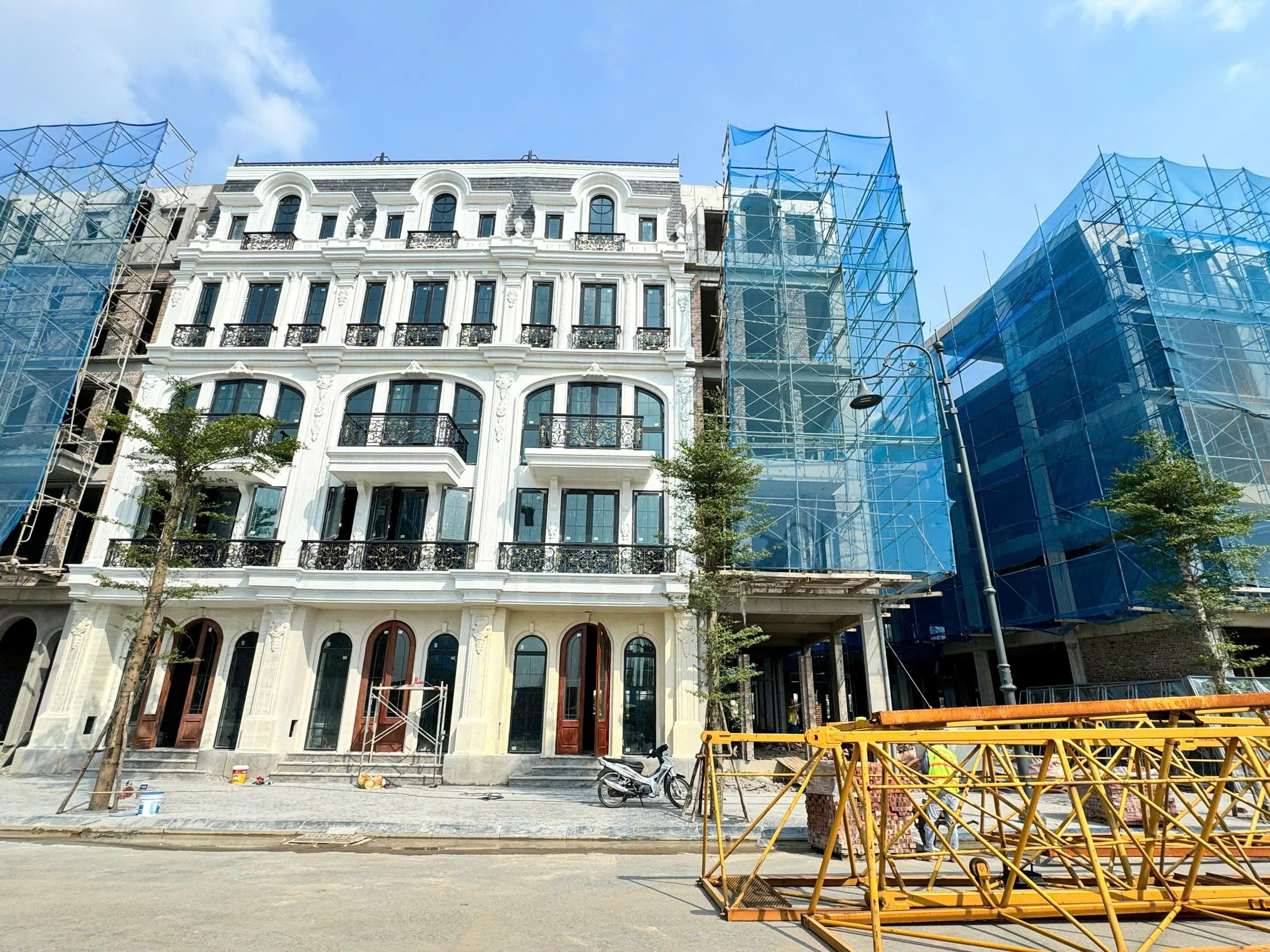 BÁN NHÀ MẶT PHỐ HOÀNG QUỐC VIỆT KÉO DÀI GIÁ 39.7TỶ LH; 0931982626