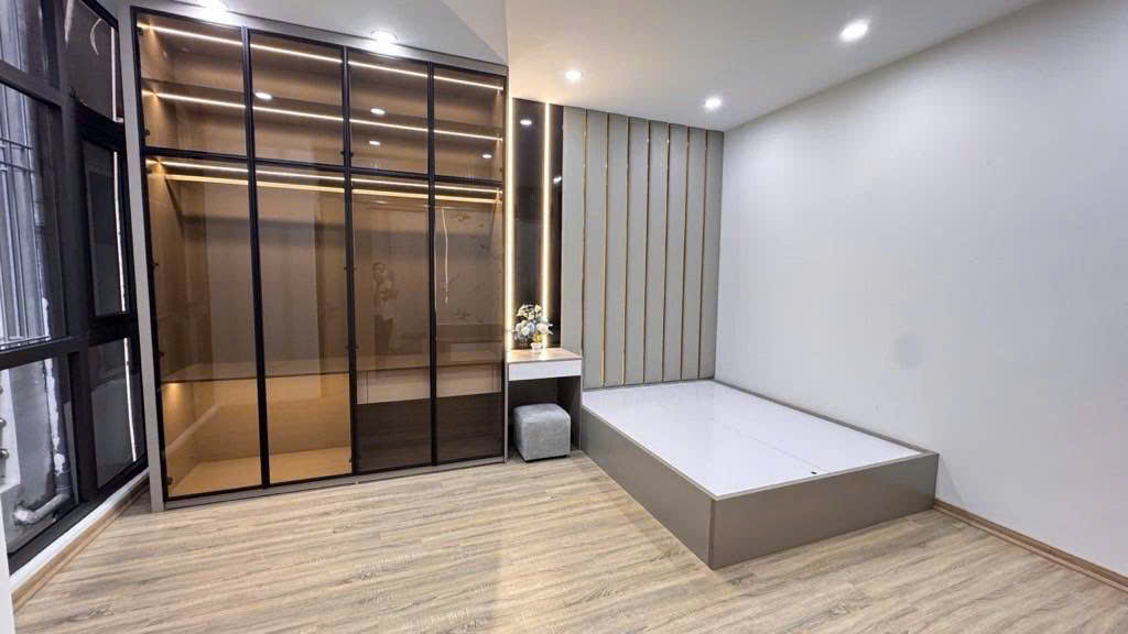 BÁN NHÀ PHỐ TRẠM LONG BIÊN,THANG MÁY,OTO ĐỖ CỔNG,MỚI TINH,NỞ HẬU,40M NHỈNH 9 TỶ