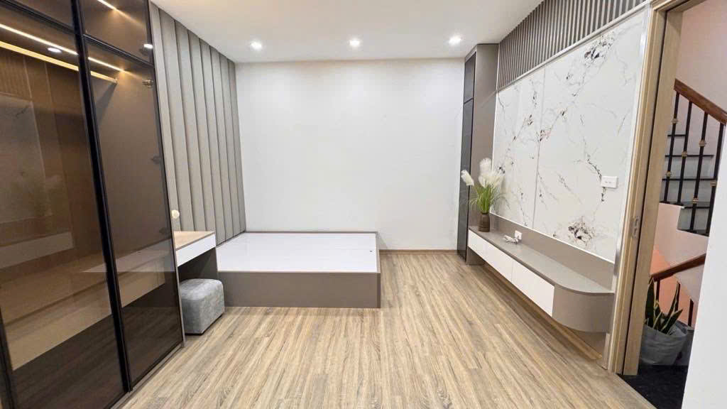 BÁN NHÀ PHỐ TRẠM LONG BIÊN,THANG MÁY,OTO ĐỖ CỔNG,MỚI TINH,NỞ HẬU,40M NHỈNH 9 TỶ