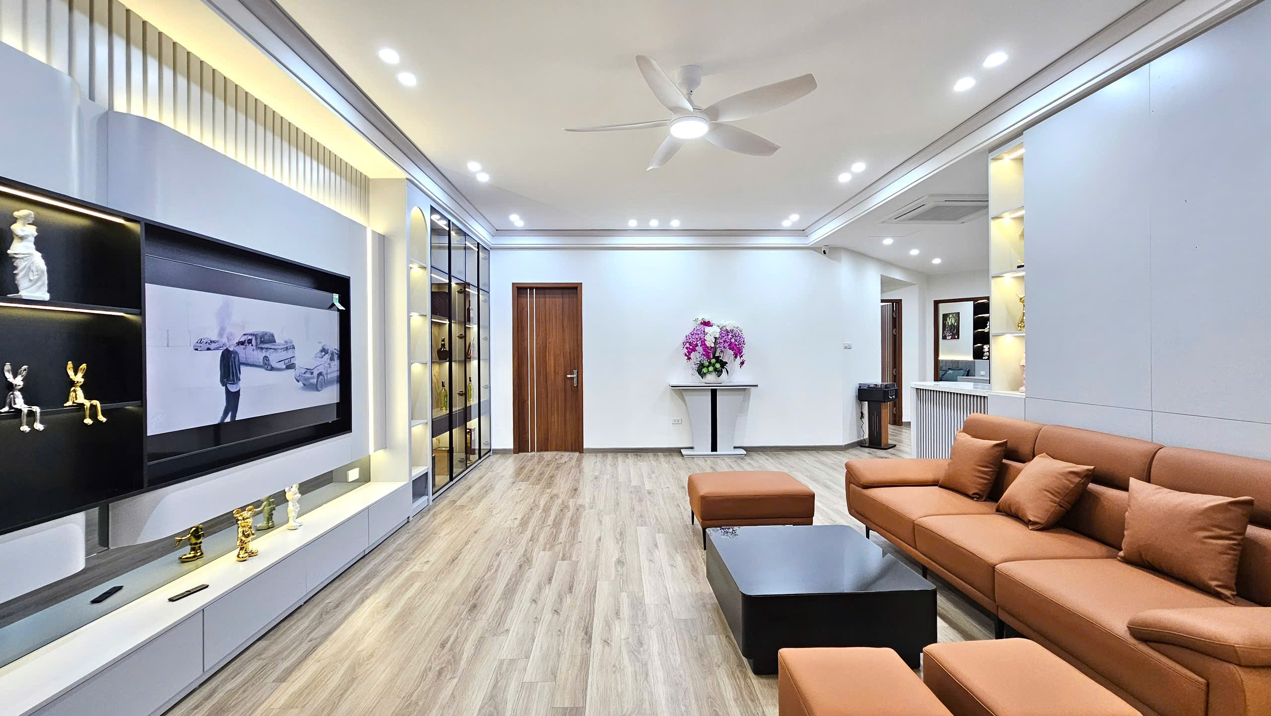 20.11.25.1 Bán 3 ngủ Trung Hòa – Hoàng Đạo Thúy, dt120m2, nội thất mới tinh nhập khẩu 100% đẹp như cung điện