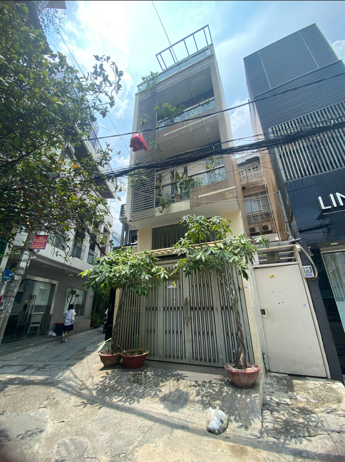 HUỲNH VĂN BÁNH, TRƯỜNG SA – XE HƠI VÀO NHÀ – SÂN TRƯỚC RỘNG THOÁNG – 5 TẦNG BTCT