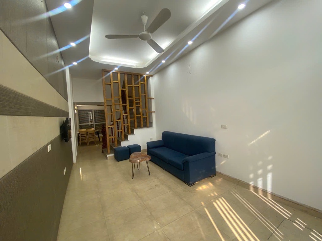 NHÀ ĐẸP HỒNG TIẾN Ở NGAY – GẦN PHỐ GẦN Ô TÔ – TẶNG NỘI THẤT – 30M 5 TẦNG NHỈNH 7 TỶ