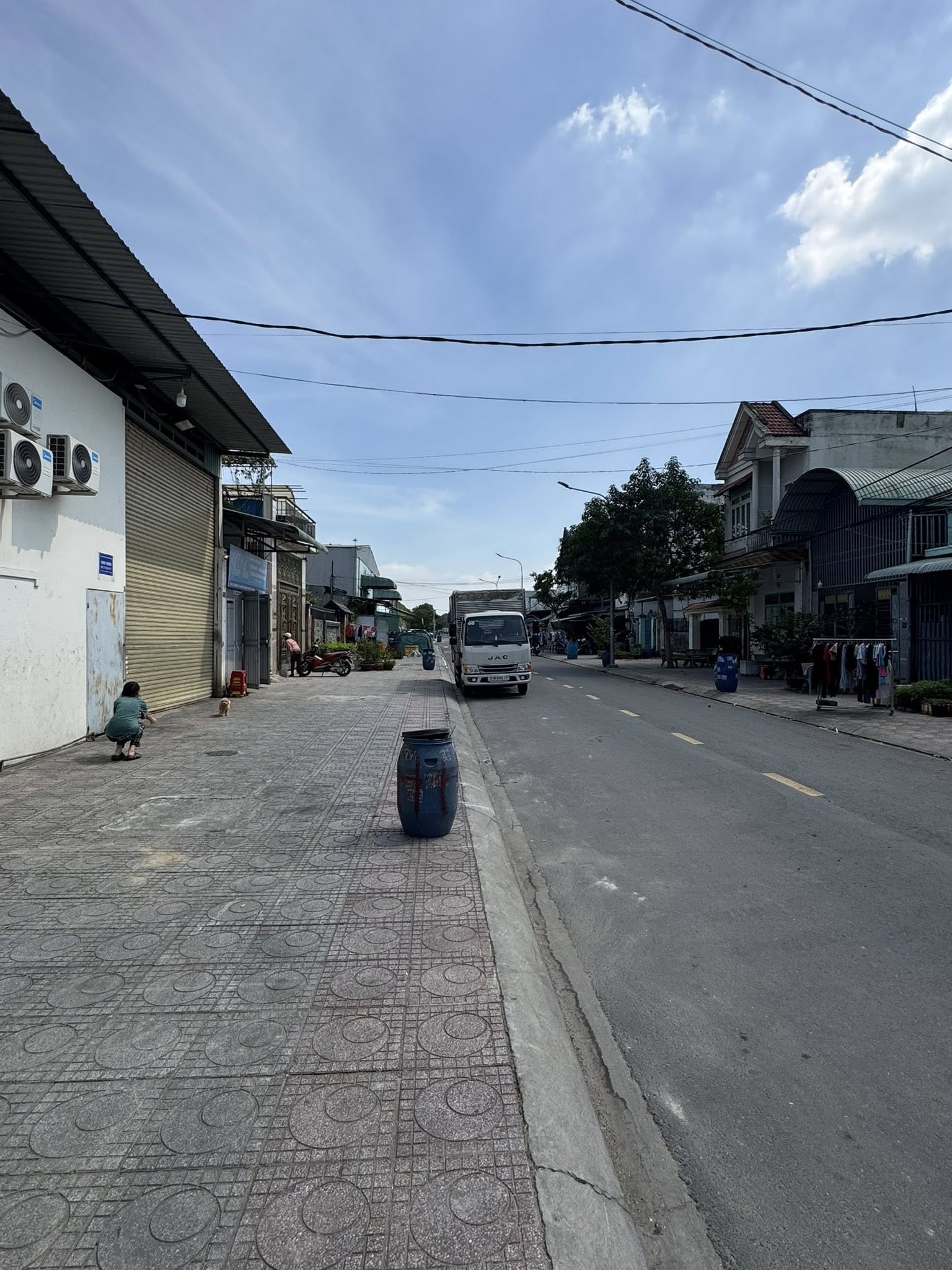 Cho thuê nhà mặt tiền đường D11, vị trí trung tâm KDC Thuận Giao – rất phù hợp kinh doanh buôn bán đa ngành.