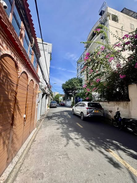 Nhà MT Đường 43 Quận 2 Phường Thảo Điền Cũ.