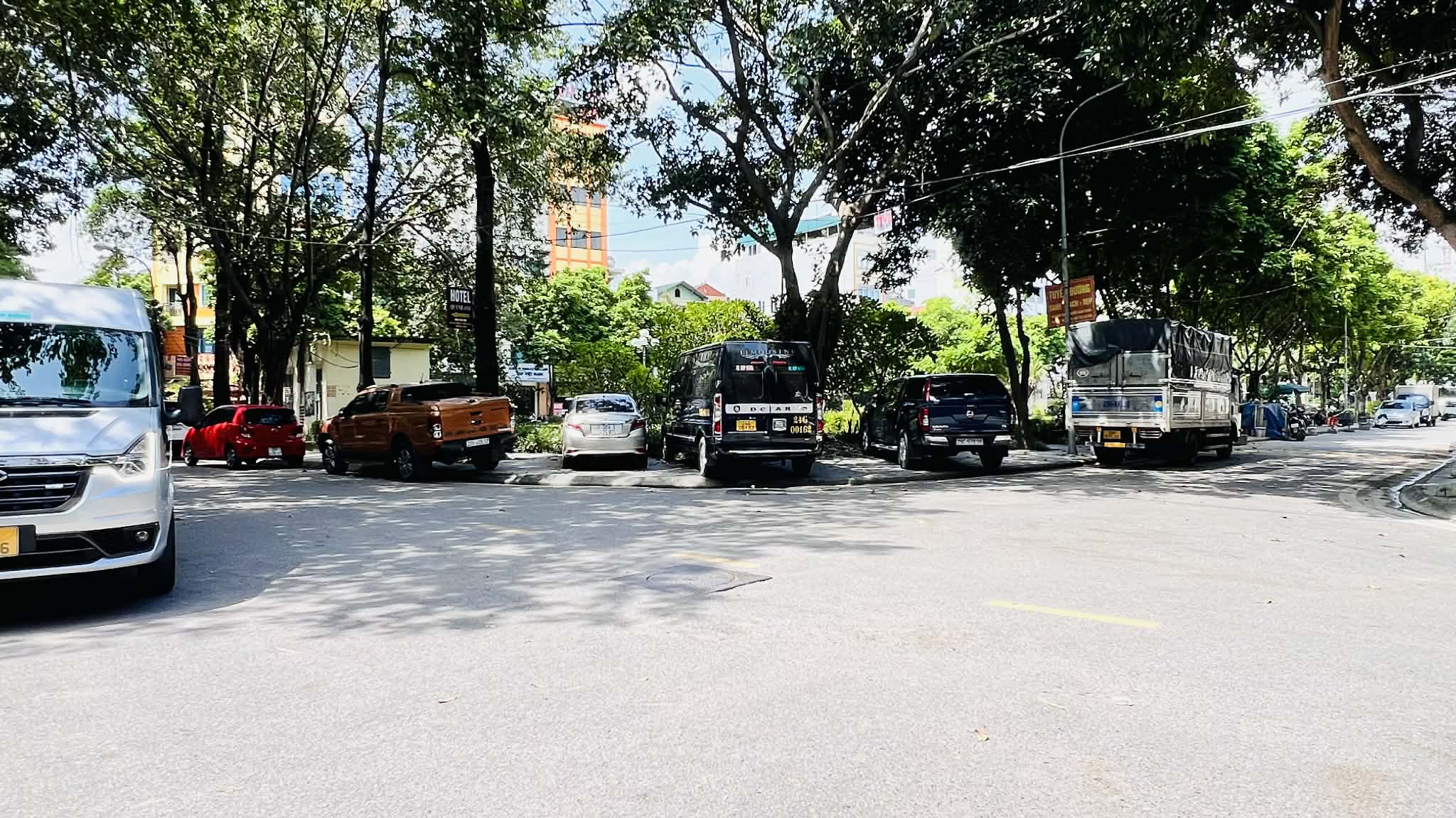 bán khách sạn Long Biên, 110m x 8 tầng, 26 phòng tiêu chuẩn, dòng tiền hơn 3 tỷ/năm