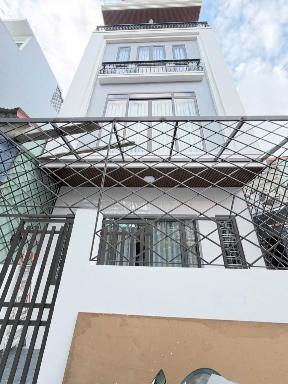 BÁN NHÀ 4 TẦNG – LÔ GÓC, SÂN CỔNG RIÊNG