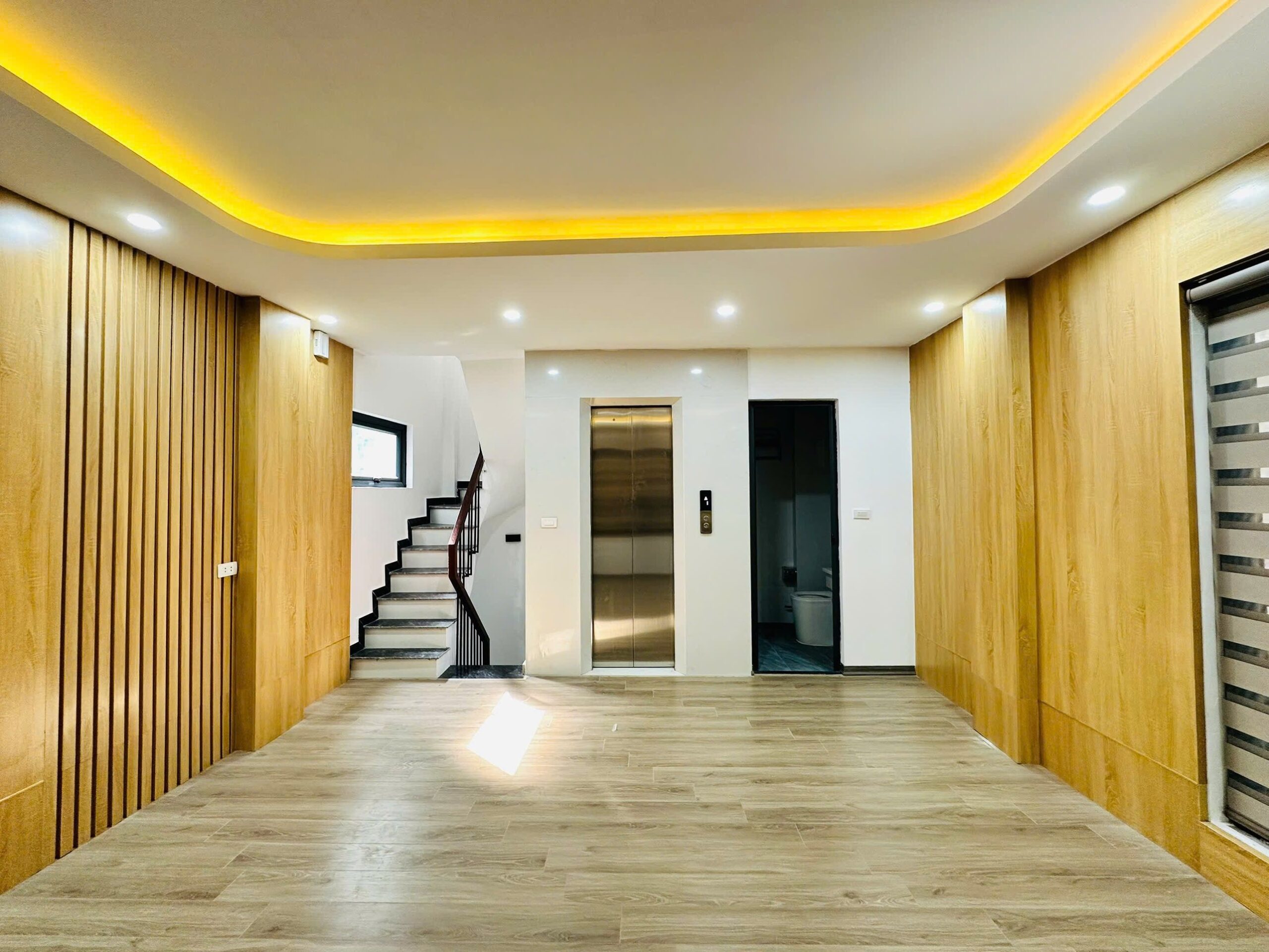 Bán Nhà Vũ Thạnh 32m2. 7 tầng. mặt tiền 6.6m. giá 12.2 tỷ Đống Đa Hà Nội