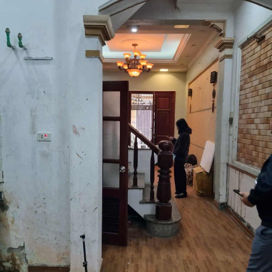 Bán Nhà Đường Láng 50m2. 5 tầng. mặt tiền 3.5m. giá 12.2 tỷ Đống Đa Hà Nội