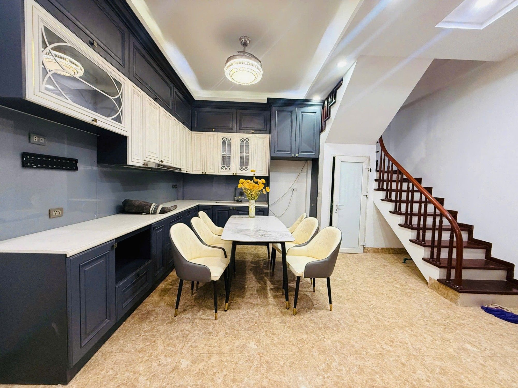 Bán Nhà Hồ Đắc Di 39m2. 6 tầng. mặt tiền 5.3m. giá 12.6 Tỷ Đống Đa Hà Nội