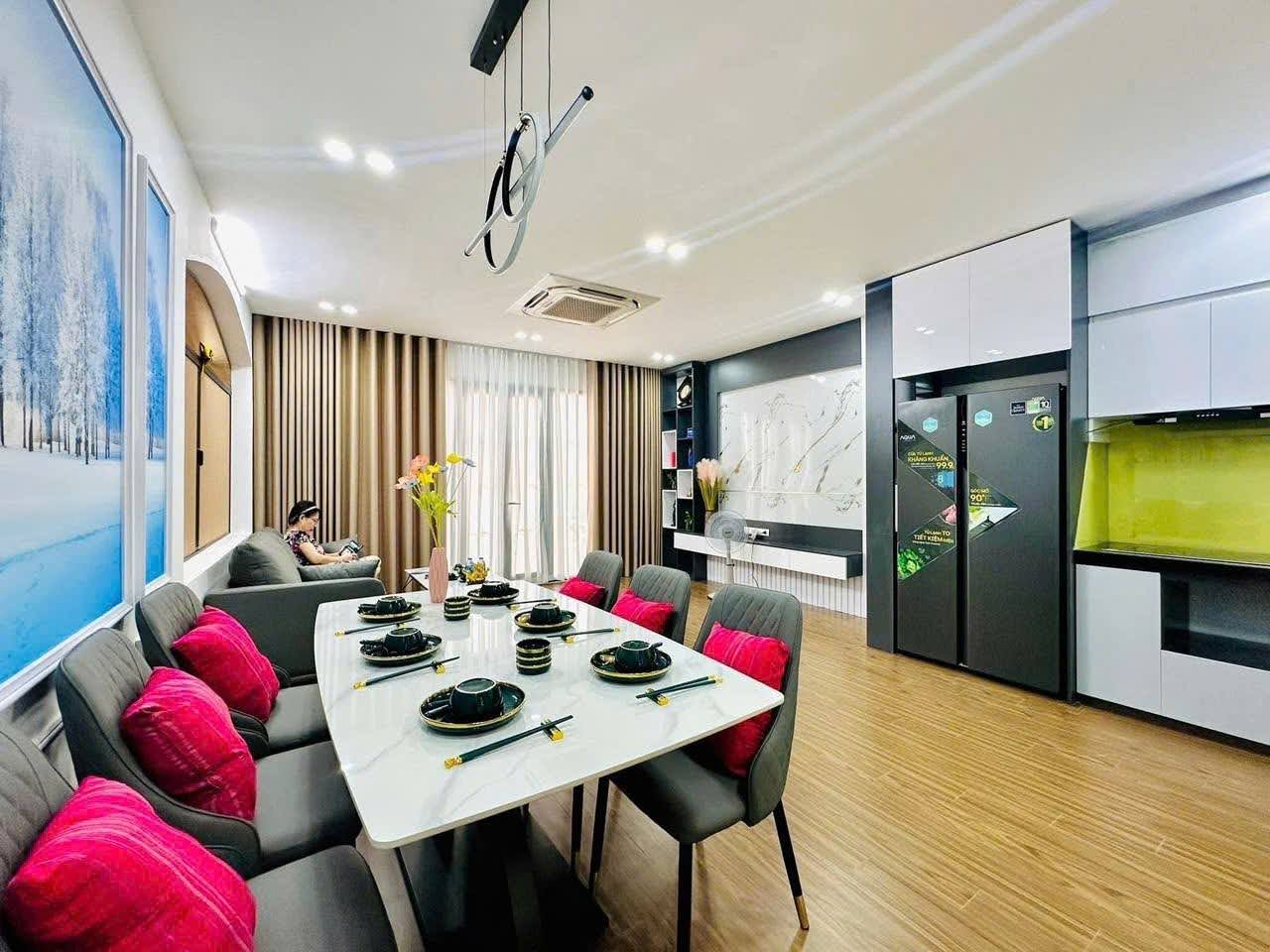 Bán Phố Vương Thừa Vũ-50m*7tầng*5.1MT-Thang máy-Gara ô tô-Gần trường, chợ. 21 tỷ