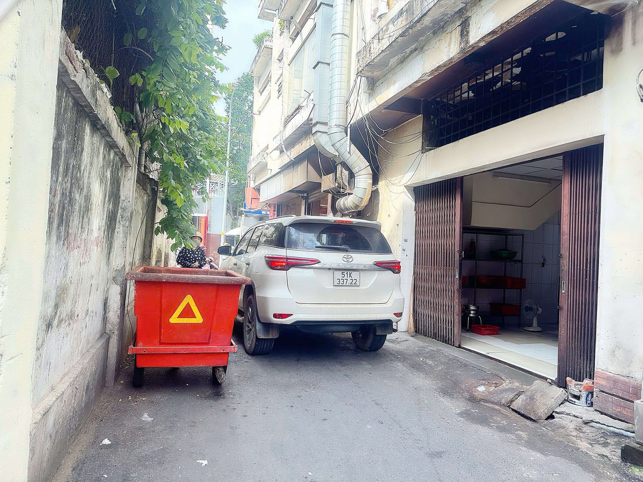 BÁN NHÀ 3 TẦNG – MẶT TIỀN Đ. HUYỀN QUANG, QUẬN 1 – DUY NHẤT NHÀ ĐANG CHÀO BÁN