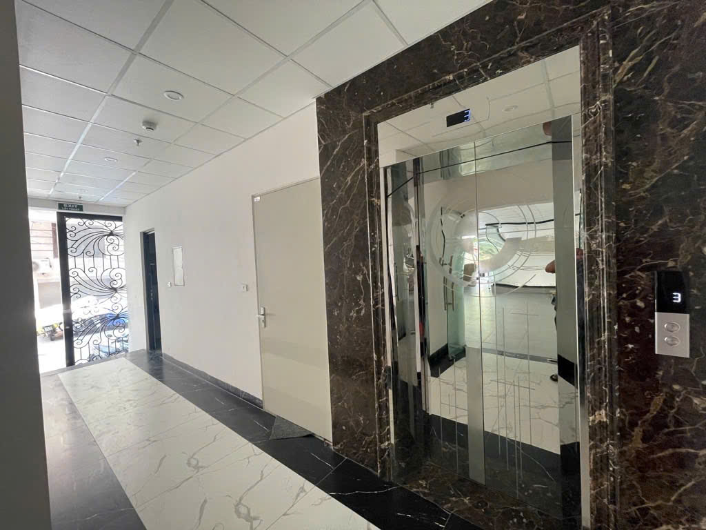 Bán tòa nhà phố Thành Thái, Dịch Vọng, Cầu Giấy DT160m, 8T thang máy, MT9m, dòng tiền 160tr/th