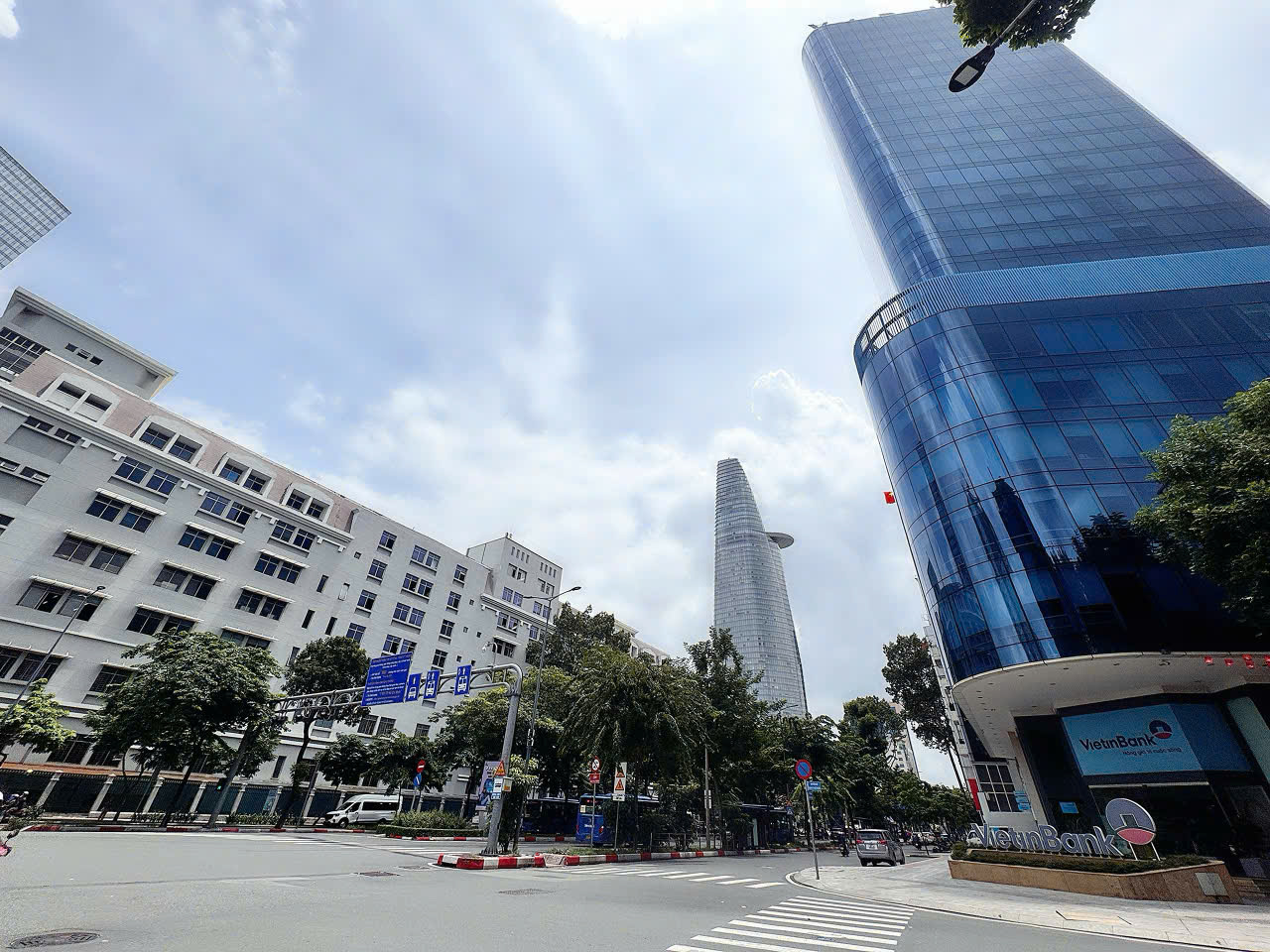 BÁN NHÀ MẶT TIỀN KD Đ.NGUYỄN THÁI BÌNH, QUẬN 1 – NGANG HIẾM 5,5M*16M – CHÀO CHỈ 20T