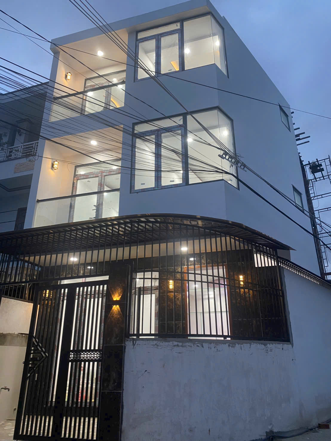 BÁN NHÀ MỚI 3 TẦNG CĂN GÓC 2 MẶT TIỀN PHƯỚC LONG, NAM NHA TRANG.