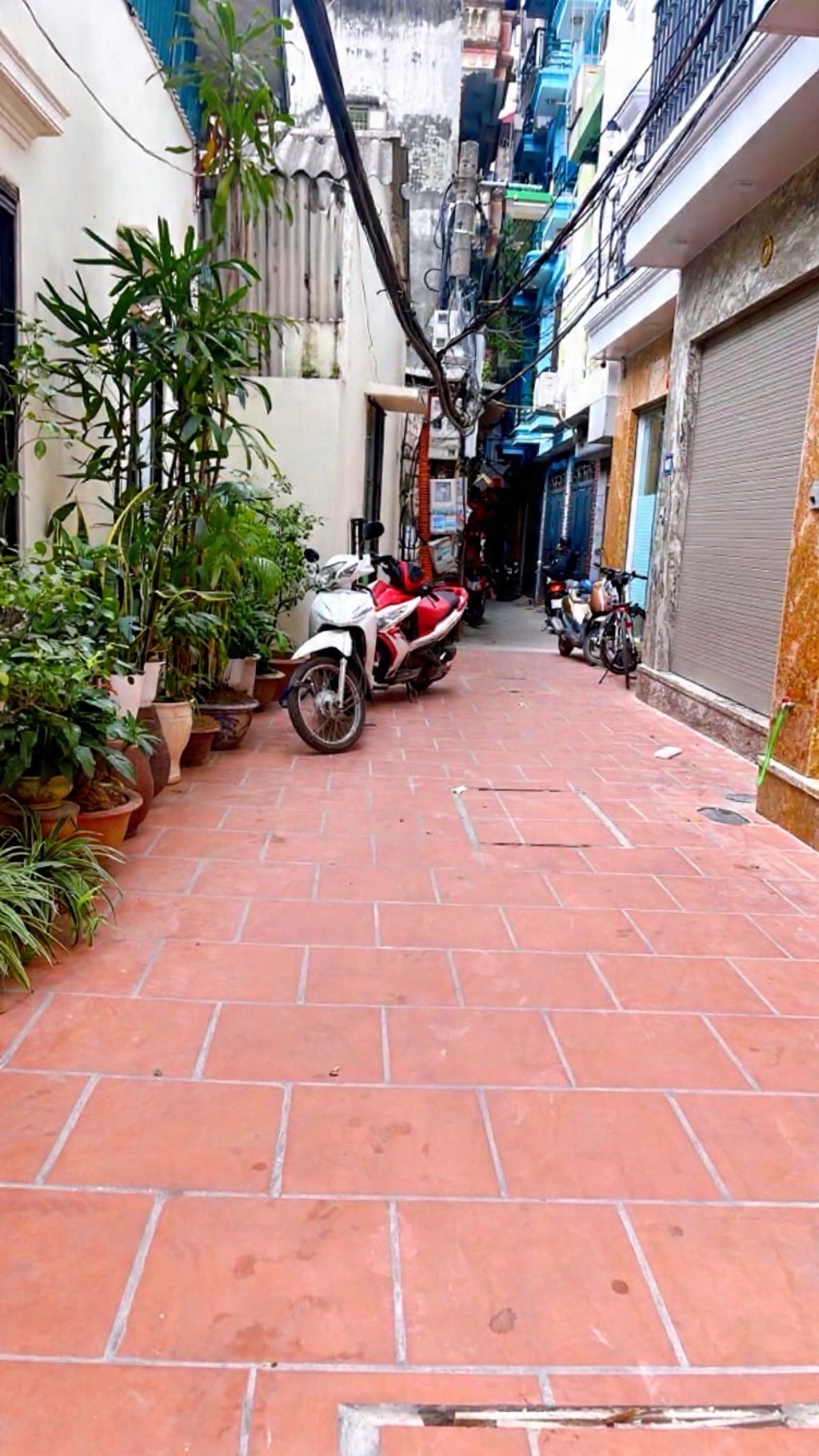 bán nhà cầu giấy 50m x4 tầng 12,3 tỷ,ngõ thông,lô góc,dân xây.full nội thất,gần ô tô