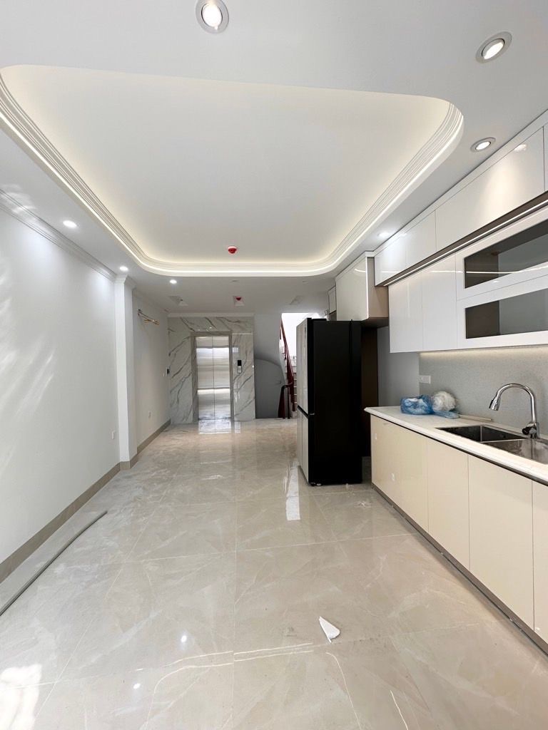 trần quốc hoàn 40m x7 tầng thang máy 21,7 tỷ- phân lô-gara ô tô,vỉa hè-20m ra phố