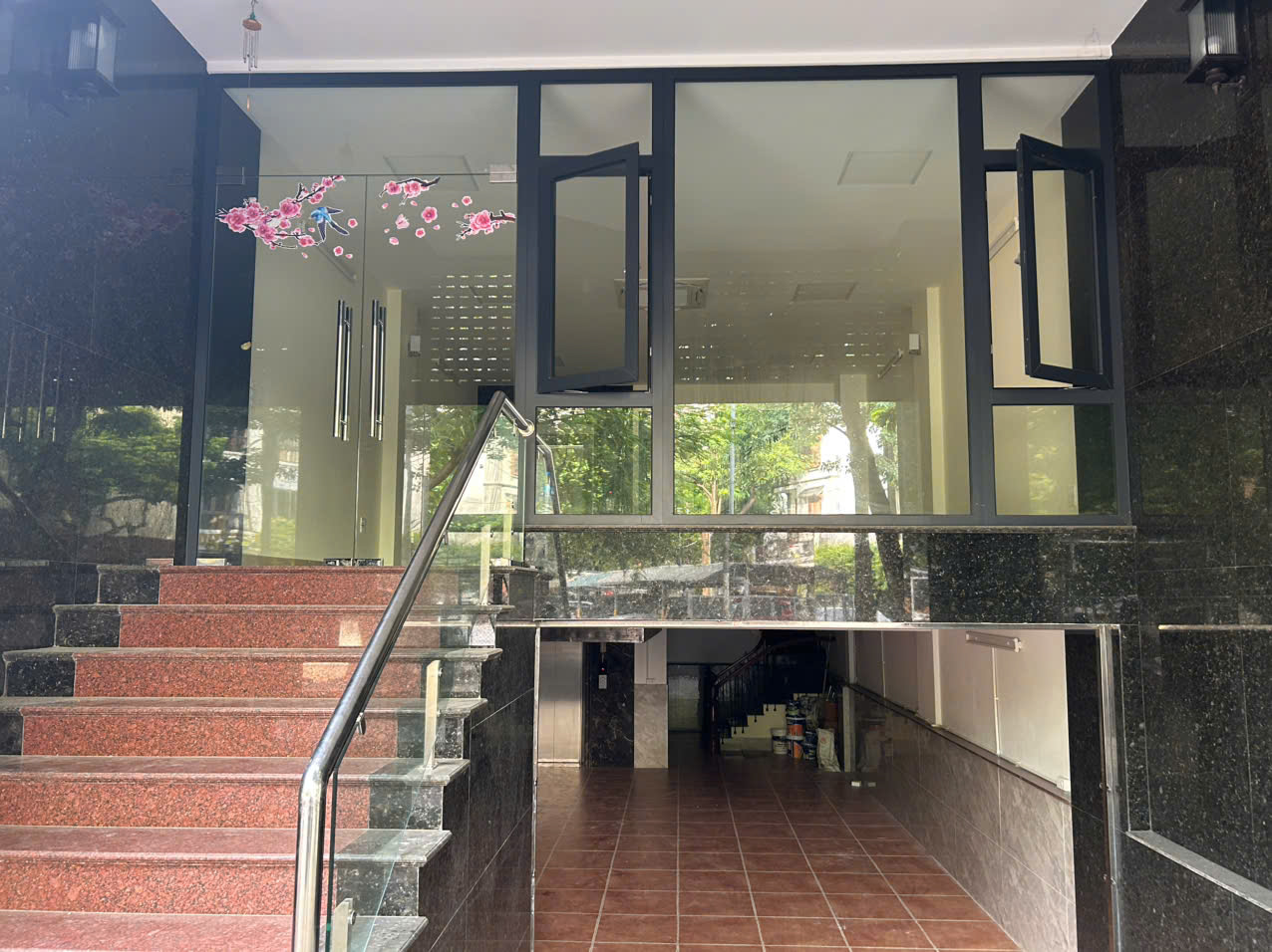 18.12.25.1 Cho thuê 6 tầng mặt phố gần CV Cầu Giấy, có thể làm văn phòng, kinh doanh, xuất khẩu lao động, trung tâm giáo dục, y khoa…