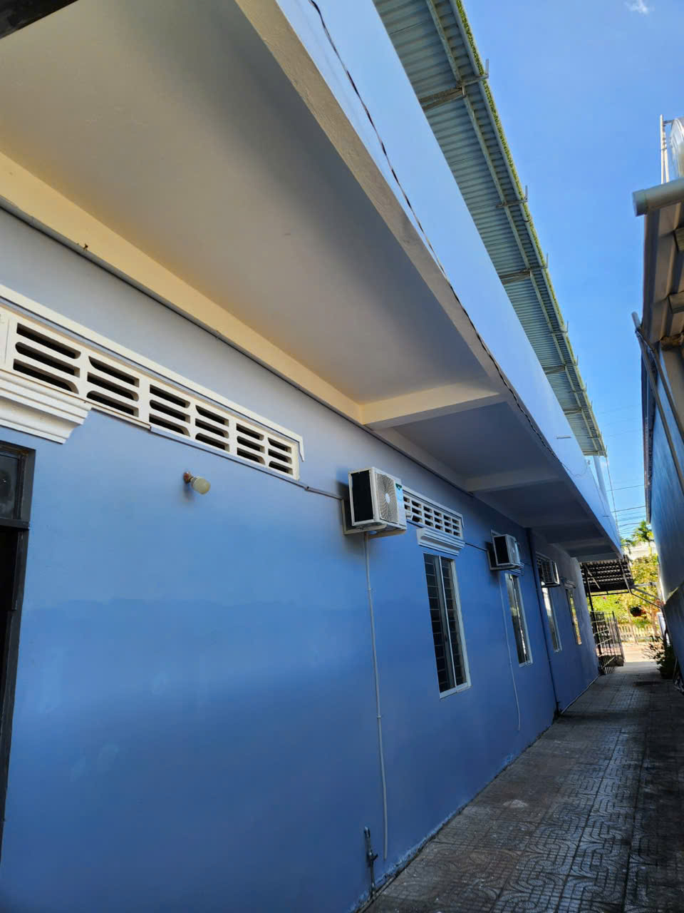 Cho thuê dãy trọ 20 phòng  Ngã 3 Hương Toàn Bến Tràm  45tr/tháng – Sẵn máy lạnh