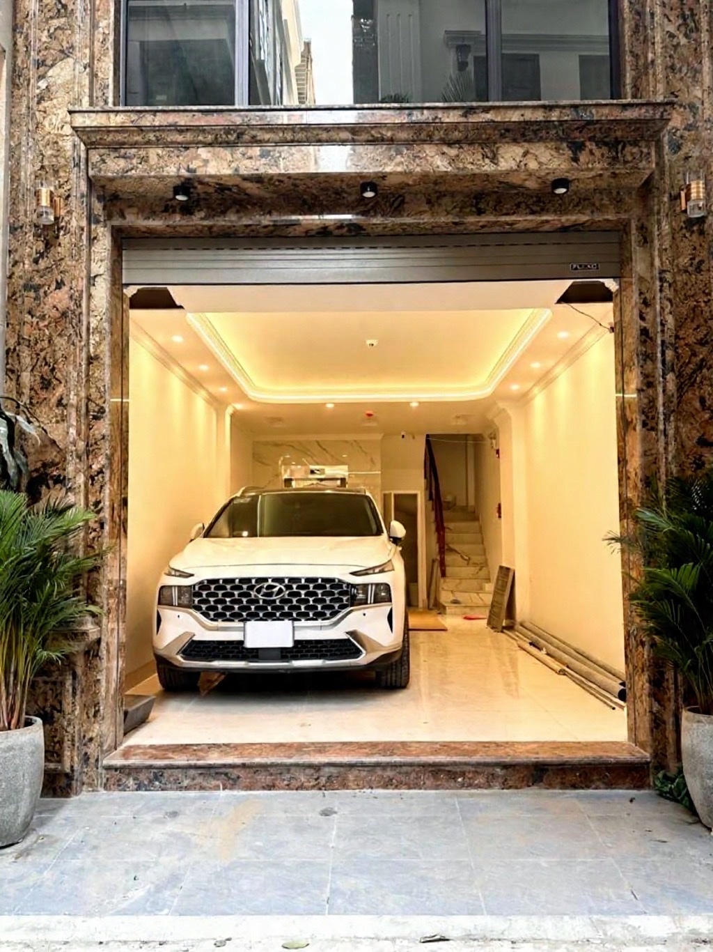 trần quốc hoàn DT 45m x7 tầng thang máy 21,7 tỷ phân lô,gara ô tô,kinh doanh