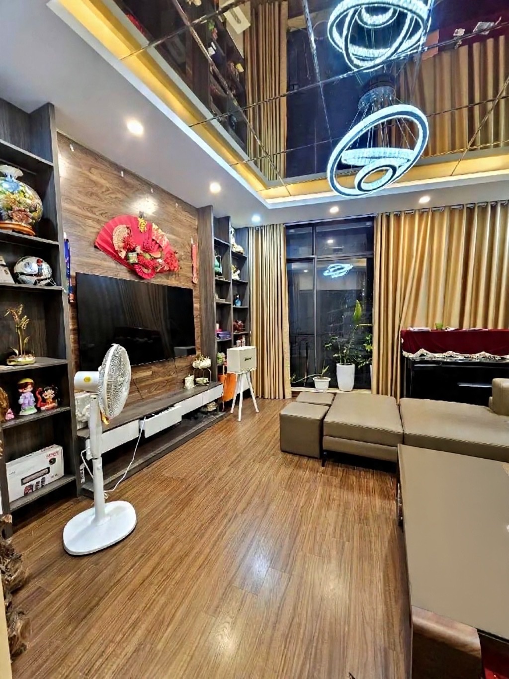 bán nhà nhật chiêu tây hồ DT 31m 11,5 tỷ full nội thất,ô tô đỗ cửa,40m ra hồ,view hồ