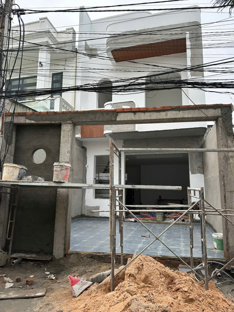 Bán nhà sổ riêng xây mới, vị trí đẹp, ở, buôn bán kinh doanh đều được.