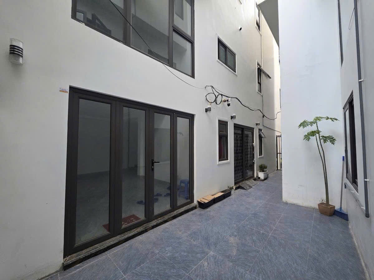 Nhà mới koog Thạch Bàn  30m ra mặt phố Cổ Linh  6 tầng lô góc 4 mặt thoáng  Giá 7 tỷ chẵn