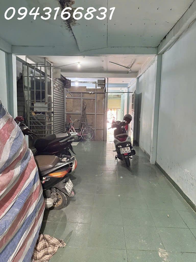 Bán nhà mặt phố Lạc Long Quân, Tân Bình: 140m2, 4 tầng, 6PN, vị trí vàng kinh doanh, sổ hồng chính chủ, giá chỉ 25 tỷ!