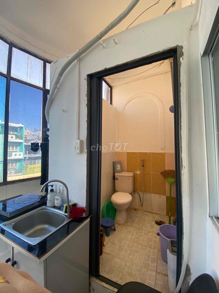 Phòng cho thuê ban công tại 256 Hoàng Hoa Thám, P.12, Tân Bình (khu Bảy Hiền cũ)