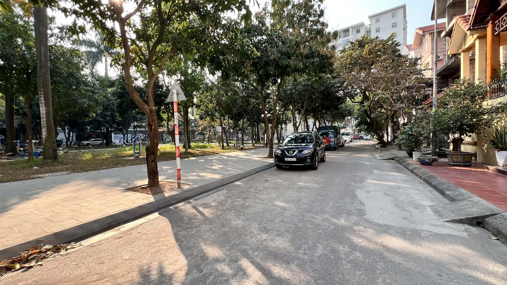 biệt thự lô góc Việt Hưng, 3 thoáng, vỉa hè rộng, ôtô tránh, view công viên cây xanh