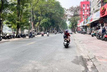 bán nhà Ngọc Lâm, 2 mặt ngõ, ôtô vào nhà, mặt tiền 8.4m, gần vườn hoa bến xe