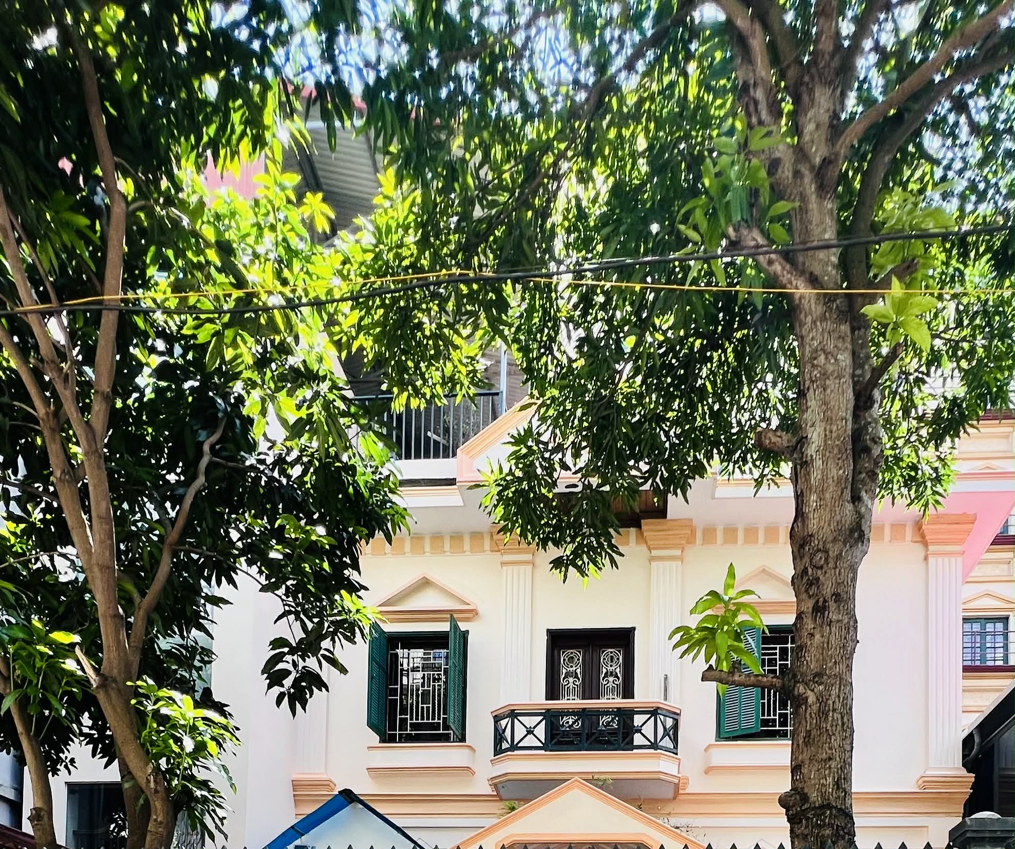 biệt thự sân vườn Ngọc Thụy, 430m x 4 tầng, mặt tiền 11m, ôtô tránh, full thổ cư