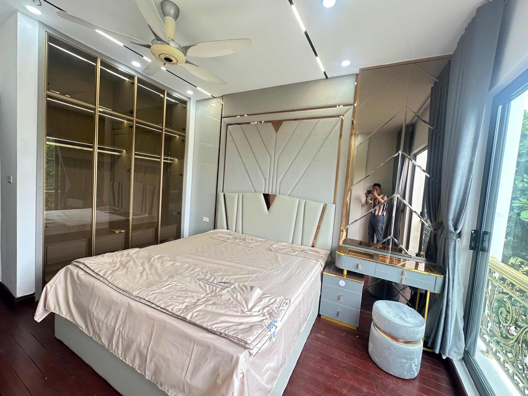 13,6 tỷ. Nhà Phân Lô cán bộ cao cấp Khương Trung. Ngõ Oto qua nhà. Diện tích 40m, 5 tầng, 6 phòng ngủ. Nhà đẹp, ở ngay,