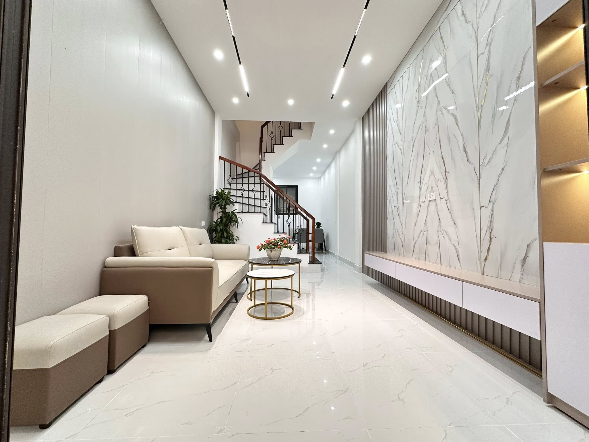 Nhà đẹp Ngõ 282 Kim Giang – Lô góc- 38m*4,5 tầng – ô tô đỗ cách 10m. Giá nhỉnh 9 tỷ