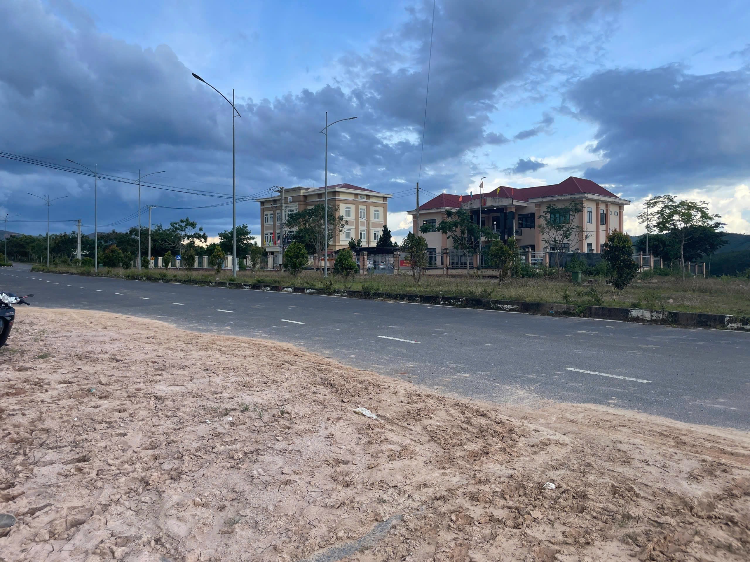 CẦN BÁN NHANH ĐẤT THỊ TRẤN SA THẦY – ĐƯỜNG N1 RỘNG 10M – FULL THỔ CƯ