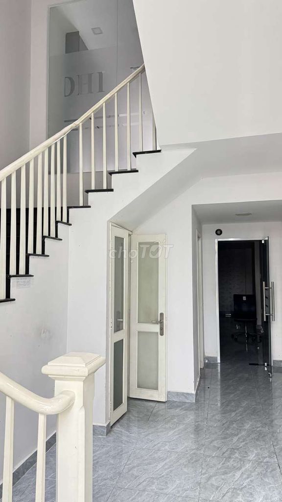 Cơ hội sở hữu văn phòng làm việc chuyên nghiệp ngay mặt tiền đường Phổ Quang, khu vực sôi động, kết nối nhanh sân bay Tân Sơn Nhất và trung tâm TP.HCM.