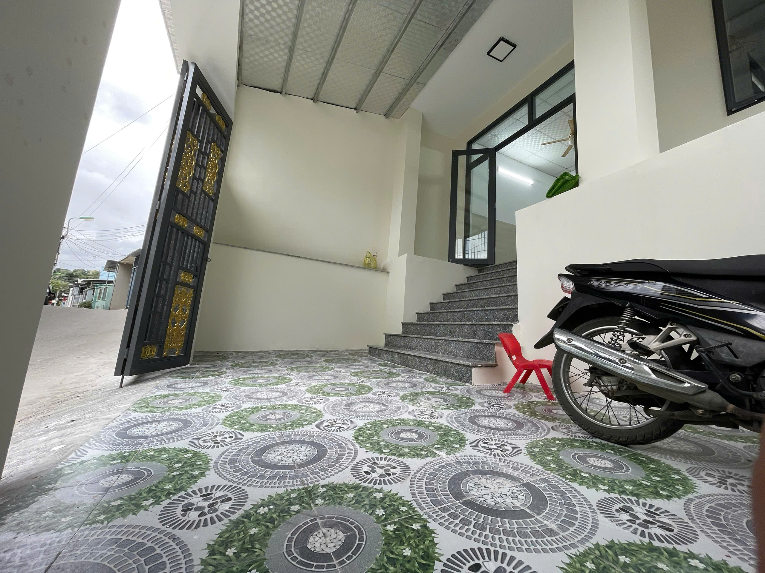 Bán nhà 2 tầng ô tô Vĩnh Hải Nha Trang, gần biển, DT 133m²