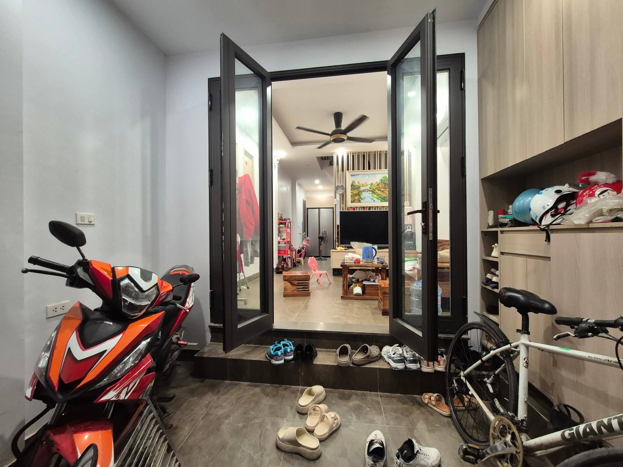 Nhà đẹp Ngõ 250 Kim Giang – 40m*5 tầng – ô tô đỗ cách 5m – Kinh doanh. Giá nhỉnh 9 tỷ