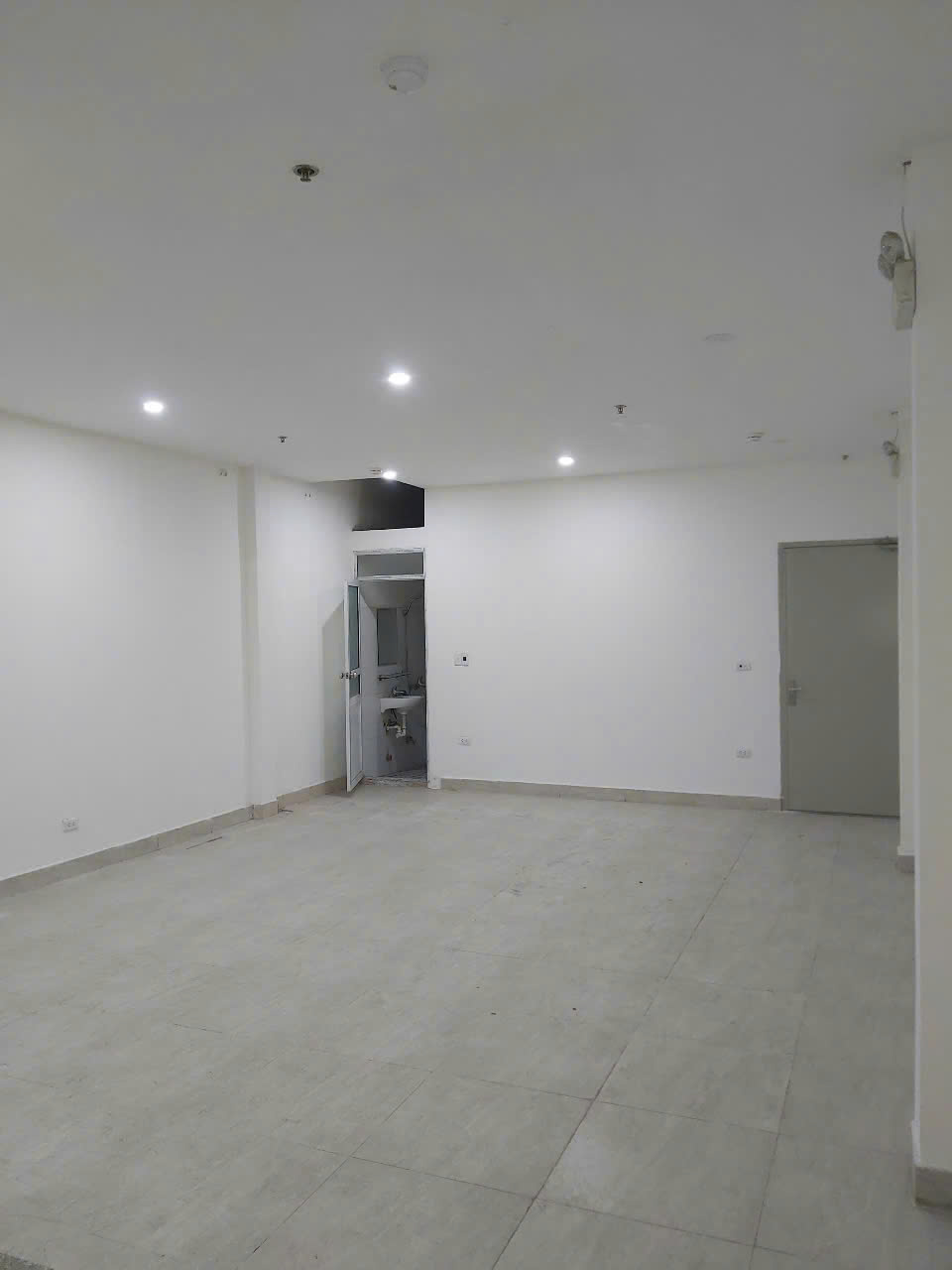 Bán nhà giá tốt MP Hồng Tiến-Long Biên-Hà Nội. Mặt tiền rộng, thang máy. Kinh doanh vô địch(29/9)