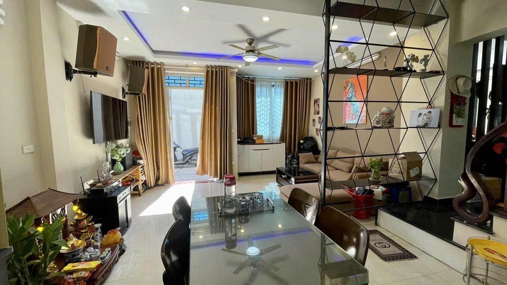 BÁN NHÀ GIA QUẤT LONG BIÊN,20M OTO TRÁNH,NGÕ NÔNG, NHÀ ĐẸP, 50M NHỈNH 9 TỶ TL