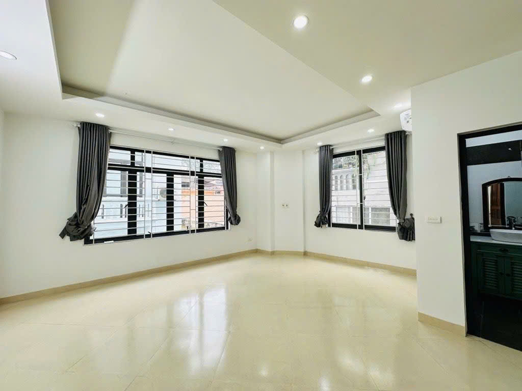 hoàng hoa thám 52m x5 tầng 12 tỷ lô góc,ngõ rộng 3m nở hậu ,gần ô tô tránh