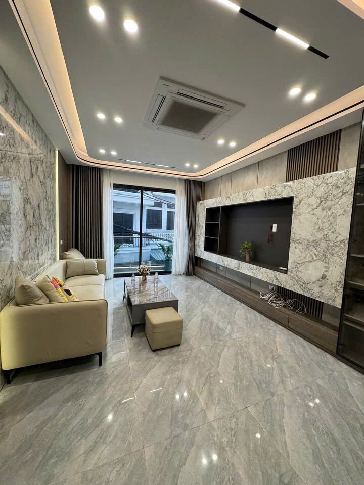 Phố Bồ Đề  DT 60m – MT 4m xây 6 tầng lầu  Gara 2 oto  Chỉ 1x tỷ là trao chìa khoá