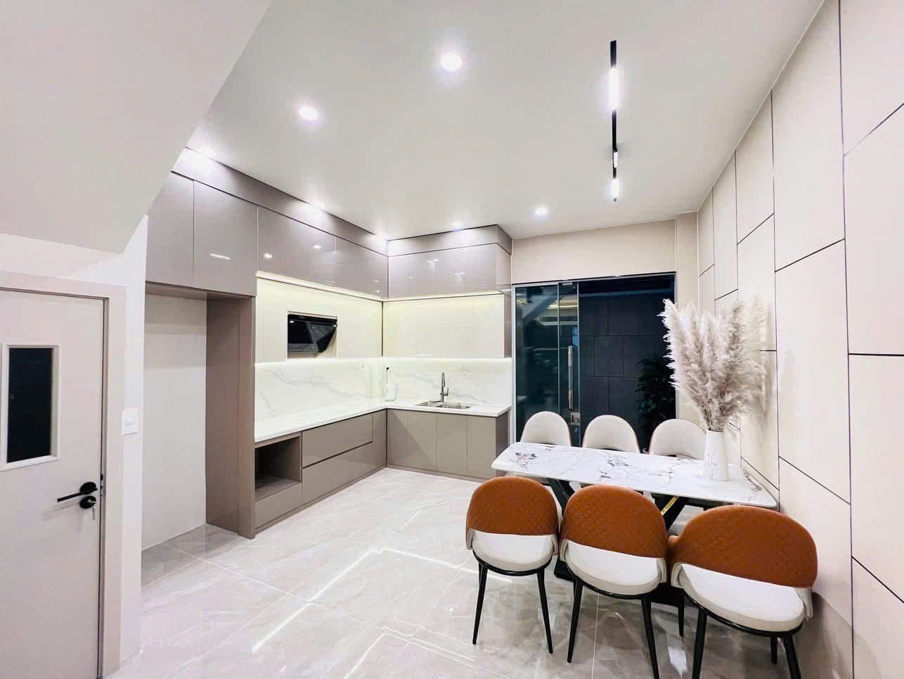 BÁN NHÀ BỒ ĐỀ LONG BIÊN,OTO ĐỖ CỔNG,HỒ ĐIỀU HOÀ,FULL NỘI THẤT,42M NHỈNH 9 TỶ TL