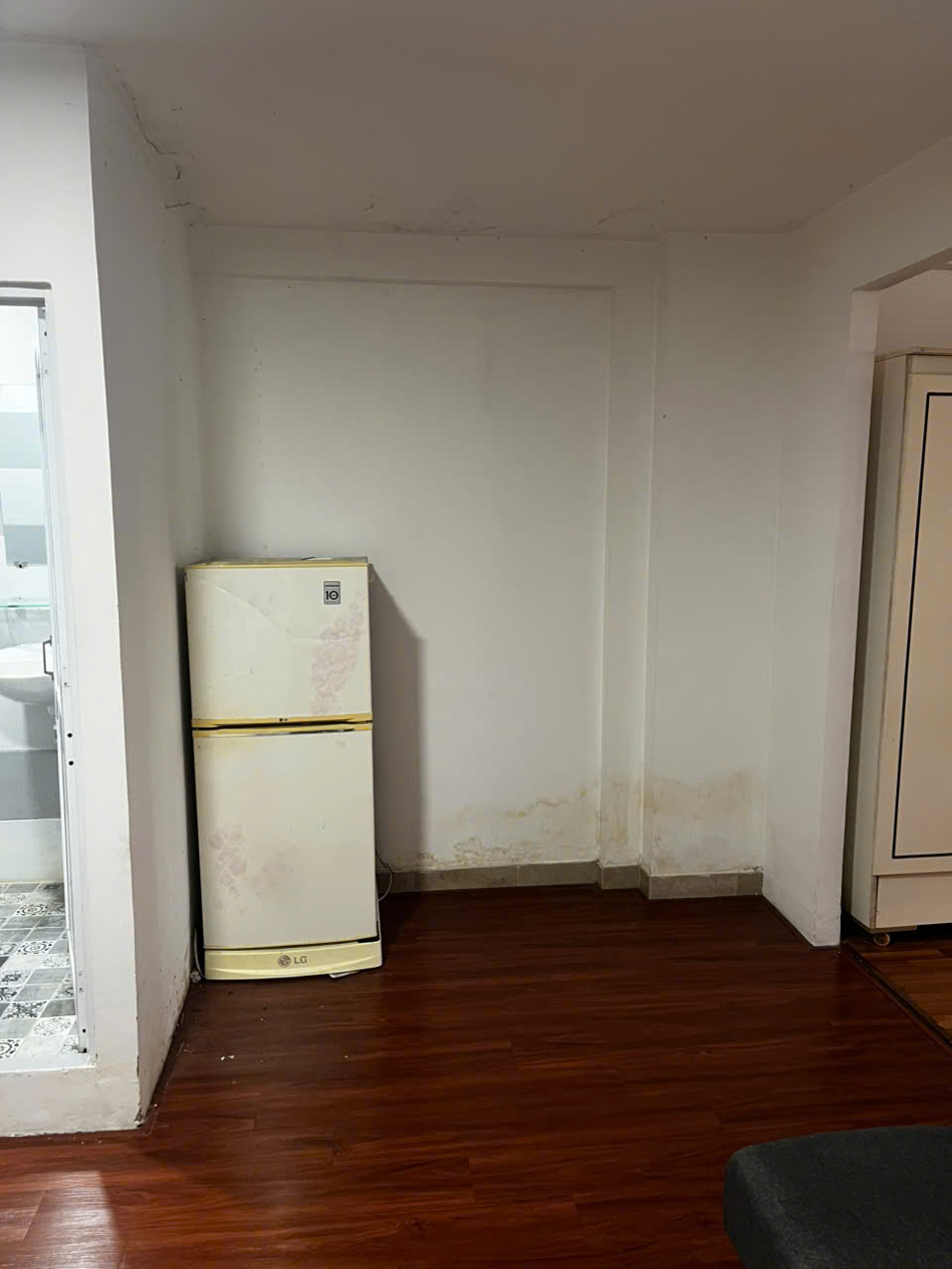 Phòng lầu 1 – nhà 127/139 Điện Biên Phủ, P. Tân Định (gần vòng xoay ĐBP), căn thứ 5 từ ĐBP quẹo vào.