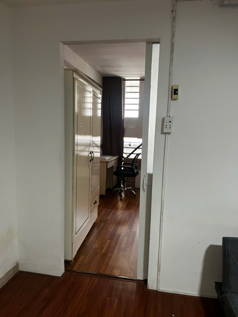 Phòng lầu 1 – nhà 127/139 Điện Biên Phủ, P. Tân Định (gần vòng xoay ĐBP), căn thứ 5 từ ĐBP quẹo vào.