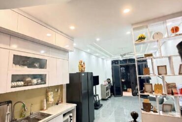 lạc long quân cầu giấy 35m x4 tầng 8,95 tỷ full nội thất,5p đi bộ ra hồ tây