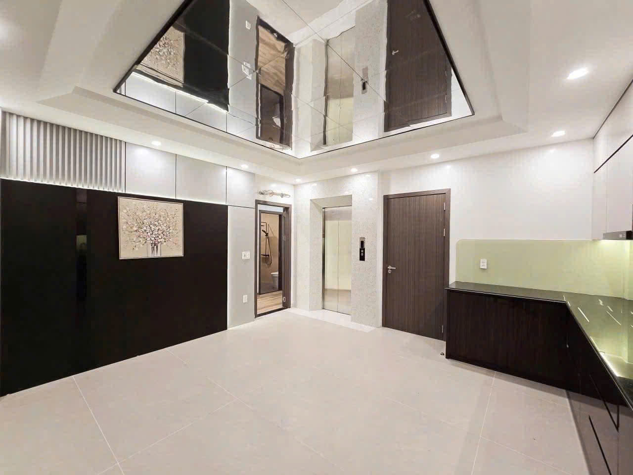 BÁN NHÀ NGỌC THUỴ,50M OTO TRÁNH,PHÂN LÔ, THANG MÁY,40M NHỈNH 9 TỶ TL